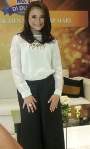 Trik Rossa untuk Samarkan Kekurangan di Wajah dengan Make-up