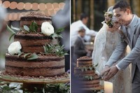 Andien dan Ippe saat memotong kue pernikahan mereka. (vegaprabumi/Instagram)