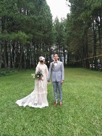 Untuk acara resepsi, Andien mengenakan gaun pengantin dari Mel Ahyar dan Ippe kenakan setelan dari Rama Dauhan.(the.eternity_id/Instagram)