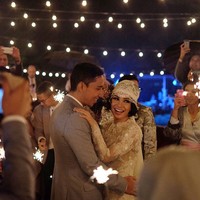 Diiringi kembang api-kembang api kecil, Andien dan Ippe romantis berdansa bersama. (Alodita/Instagram)
