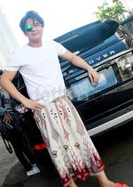 Gaya Billy Syahputra Berpose di Range Rover Olga