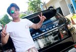 Gaya Billy Syahputra Berpose di Range Rover Olga