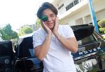 Gaya Billy Syahputra Berpose di Range Rover Olga