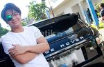 Gaya Billy Syahputra Berpose di Range Rover Olga