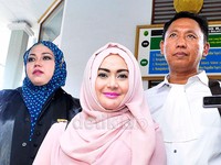 Eddies yang tampil dengan hijab dan lipstik pink itu tetap tersenyum meski divonis tiga bulan penjara. Pool/Noel/detikFoto.