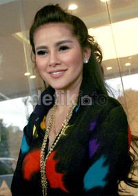 Olla mengenakan perhiasan anting berlian dan kalung rantai emas. Pool/Gus Mun/detikFoto.