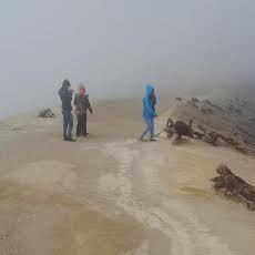 Wisatawan Ijen Mendengar Suara Gemuruh Gunung Raung Wisatawan Ijen Mendengar Suara Gemuruh Gunung Raung