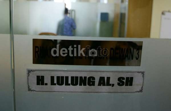 Pengacara: Polisi Bawa 7 Dokumen dan CD Rekaman Rapat dari Ruangan Lulung