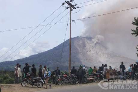 Luncuran Awan Panas Gunung Sinabung Bakar 9 Rumah