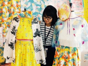 Terinspirasi Kain Tenun Sumba, Fika Julia Melukis di Atas Scarf