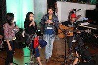 Walaupun tanpa Chua dan distoris karena tampil akustik, Kotak tidak kehilangan aura bintang rock.
