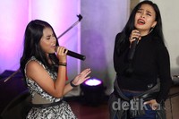 Kolaborasi Kotak dan Hanim menutup LIVECHATKustik bulan ini dengan lagu 'Pelan-pelan Saja'.