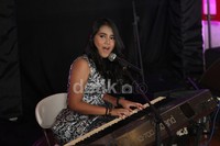 Penyanyi pendatang baru Hanin Dhiya tampil melankolis dengan lagu 'A Thousand Years' milik Christina Perri.