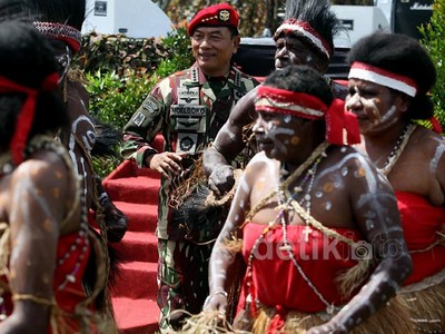 Panglima TNI, KSAD, dan Danjen Kopassus Menari Bersama Suku Papua