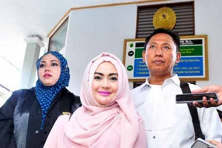 Bayar Denda Pengadilan, Eddies Adelia Jual Koleksi Batu Akik