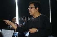 Erwin beberapa kali terlihat masih mengubah aransemen lagu-lagu yang akan dibawakan.