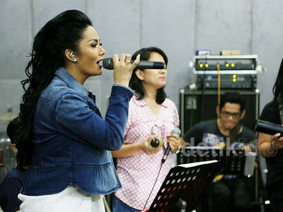 Persiapan Krisdayanti Jelang Konser Traya