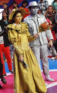     Syahnaz dan Billy berubah menjadi manusia emas dan perak. Pool/Gus Mun/detikFoto.