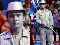 Gaya Billy saat menjadi manusia perak. Pool/Gus Mun/detikFoto.