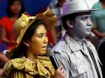 Syahnaz dan Billy Berubah Jadi Manusia Emas dan Perak