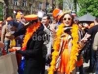 Pengam‎bilan gambar di Amsterdam juga berbarengan dengan momen King's Day.