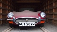 Jaguar E-Type 1973 ini dijamin bakal menjadi rebutan pecinta mobil klasik. Bagaimana tidak, mobil ini tersembunyi atau tidak berjalan selama 25 tahun. Istimewa/dok Auto Evolution.
