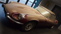 Jaguar E-Type 1972 terdaftar sejak 15 Agustus 1973 yang dimiliki oleh seorang kakek. Seumur hidupnya mobil ini hanya berada dalam garasi rumah di Warwckshire Inggris sejak 20 tahun lalu. Istimewa/dok Auto Evolution.