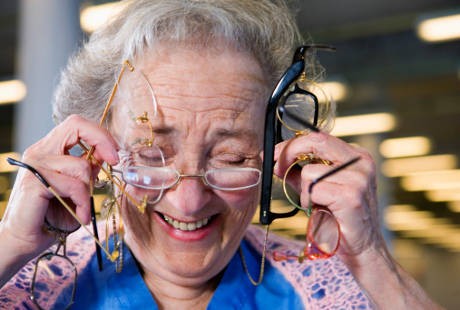 Meski Dikeluhkan Ini-Itu, Tapi Pakai Kacamata Itu Penting