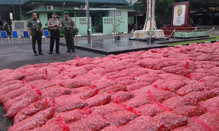 Polres Siak Amankan Ribuan Karung Bawang Merah Diduga Ilegal