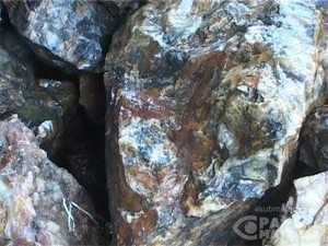 Ada Bongkahan Akik Pancawarna di Gunung Loji Karawang, Warga Padati Lokasi
