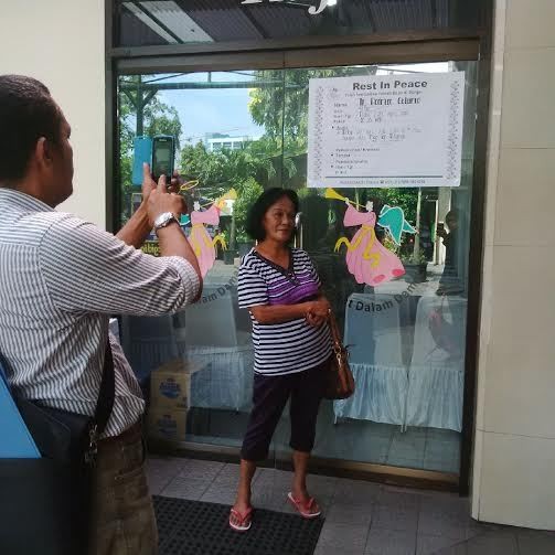 Saat Warga Asyik Berfoto di Depan Persemayaman Rodrigo