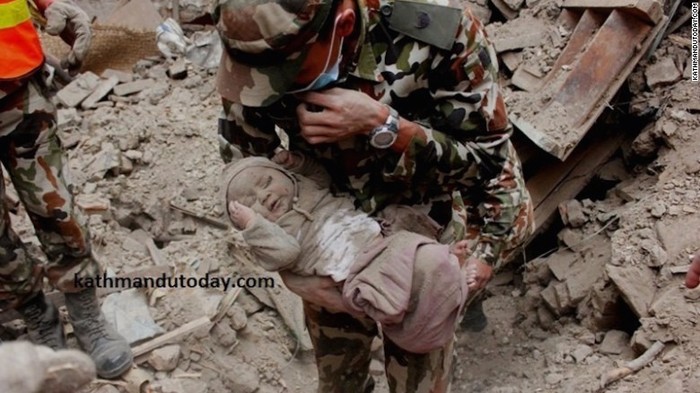 22 Jam Terperangkap Reruntuhan Akibat Gempa Nepal, Bayi 4 Bulan Selamat