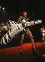 Manggung di Sydney, Charli XCX Seksi dengan Motif Zebra