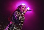 Manggung di Sydney, Charli XCX Seksi dengan Motif Zebra