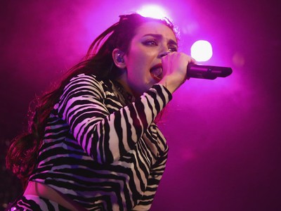 Manggung di Sydney, Charli XCX Seksi dengan Motif Zebra