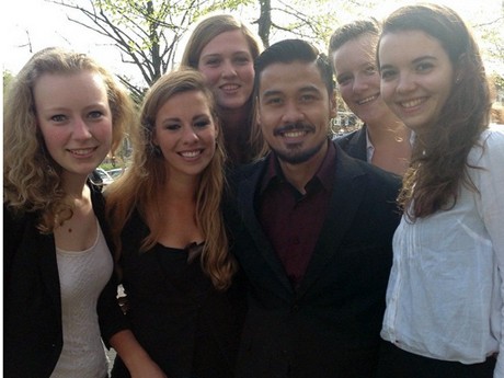 Ketampanan Chicco Jerikho Pancing Perhatian Cewek-cewek Bule