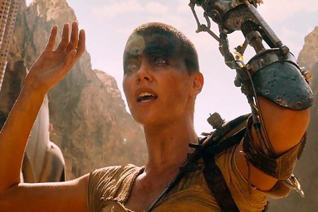 Charlize Theron Tampil Plontos dan Bertangan Robot di Mad Max: Fury Road