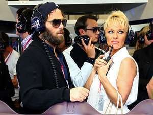 Resmi Cerai dari Rick Salomon, Pamela Anderson Kantongi Rp 12 M