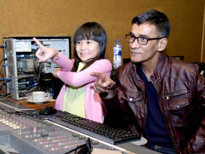 Ellyn Clarissa Bikin Papa T Bob Kembali Ciptakan Lagu