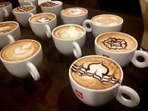 Eduardo Vastolo Membuat Beragam Hiasan Latte Art dalam Inspiration Brewed Here