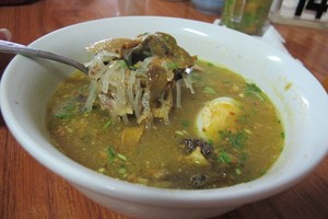 Soto, Pecel Pincuk dan Sate Klopo, Sarapan Enak Khas Kota Pahlawan