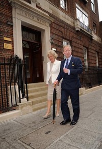 Pasangan warga Inggris ini parodikan Pangeran Charles dan Camilla di depan Rumah Sakit St Mary. SAV/Getty Images/detikFoto.