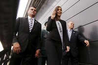 Kenakan busana serba hitam, Paulina Vega sapa para penggemarnya. REUTERS/John Vizcaino/detikFoto.