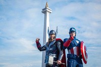 Pose Thor dan Captain America di Monas. (The Walt Disney Indonesia)