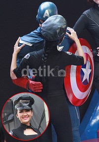 Ehm... Jupe peluk-cium Captain America. Pool/Gus Mun/detikFoto.