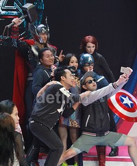 Raffi, Nagita, Denny dan Jupe tak lupa untuk selfie bareng Captain America, Black Widow dan Thor. Pool/Gus Mun/detikFoto.