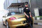 Kostum Ketat Jupe dan Porsche Emasnya