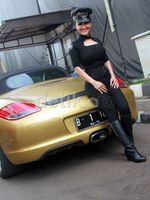 Kostum Ketat Jupe dan Porsche Emasnya