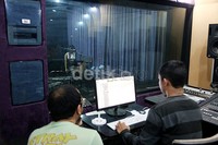 KD saat melakukan take vocal di Studio Erwin Gutawa, kawasan Antasari, Jakarta Selatan, Kamis (30/4/2015).