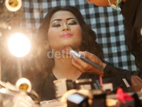 Sebagai pedangdut, make-up tentu menjadi suatu kewajiban.
